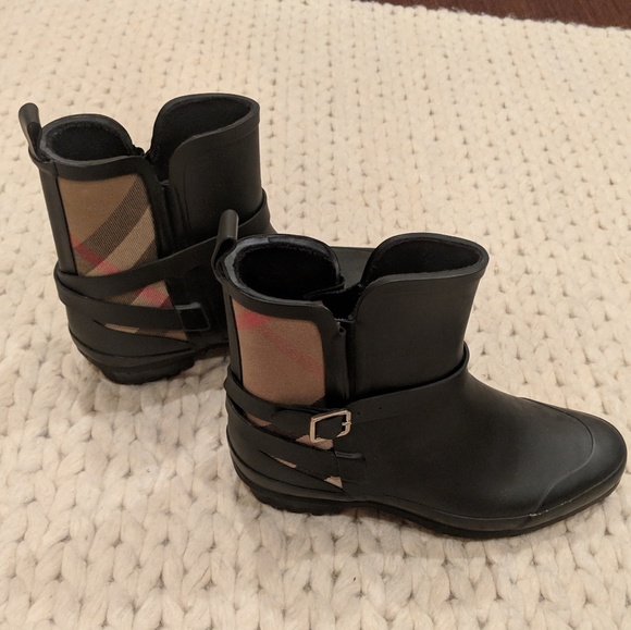 burberry women's riddlestone wrap rain booties